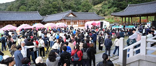 25일 경북 김천 사명대사공원과 직지문화공원 등에서 개막한 '김천김밥축제'에 인파가 몰려 인산인해를 이루고 있다. /김천시