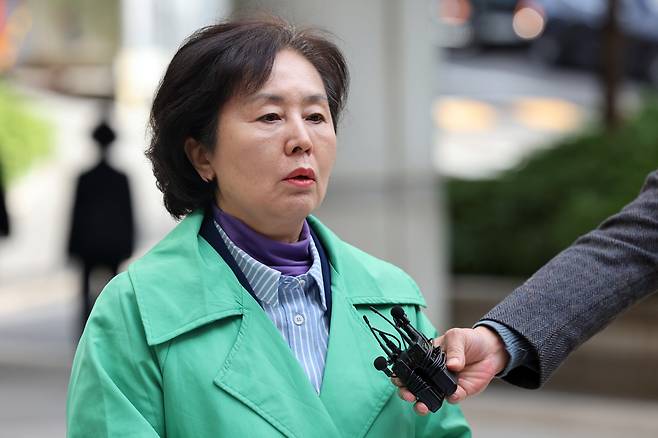 김영선 전 국민의힘 의원이 24일 오전 서울 서초구 서울중앙지방법원에서 열린 김건희 여사의 도이치모터스 주가 조작·통일교 뇌물·공천 개입 등 혐의 4차 공판에 증인으로 출석, 취재진 질문에 답하고 있다. 2025.10.24/뉴스1 ⓒ News1 황기선 기자