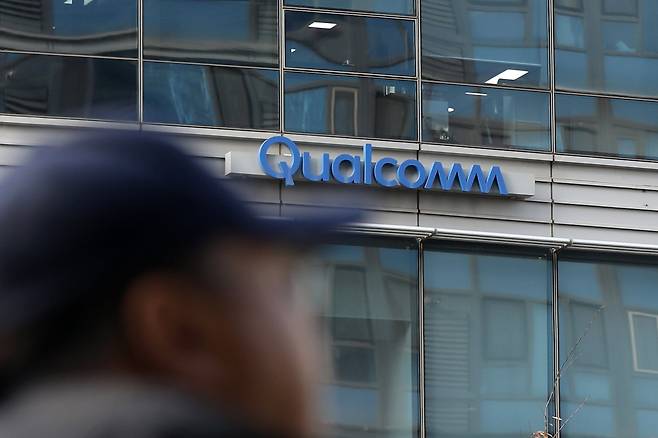 한국 퀄컴 코리아 본사가 입주한 서울 강남구 건물 앞으로 시민들이 오가고 있다./뉴스1 DB