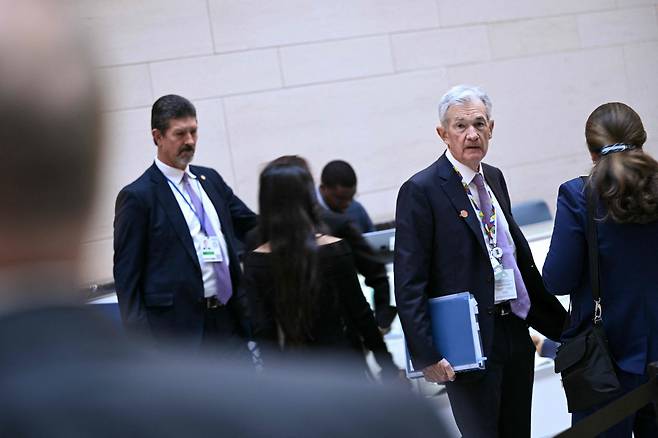 제롬 파월 미국 연방준비제도이사회 의장(오른쪽에서 두 번째)이 2025년 10월 16일 워싱턴 D.C. IMF 본부에서 열린 IMF 연례 회의에 참석한 모습. /연합뉴스