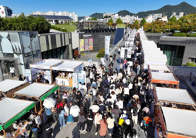 28일 오후 광주 동구 국립아시아문화전당 일원에서 열린 코리아 그랜드 페스티벌 개막 판매전에서 시민들이 제품 전시를 둘러보고 있다. /연합