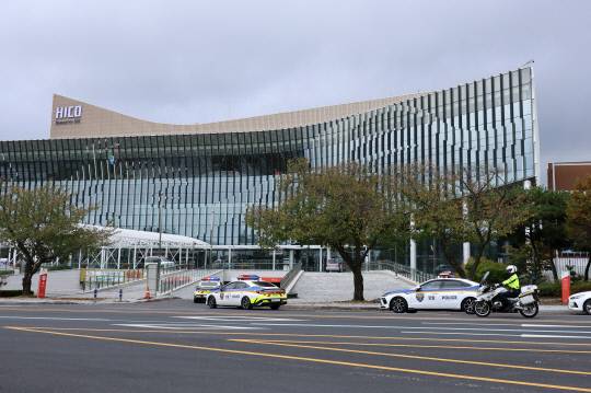 아시아태평양경제협력체(APEC) 정상회의를 앞두고 20일 경북 경주 화백컨벤션센터에서 경찰이 경찰차와 사이드카를 동원해 경호 훈련을 하고 있다. 연합뉴스