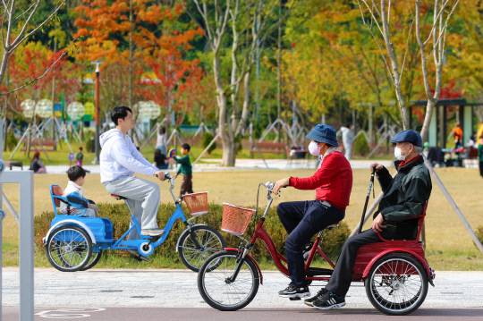 지난 26일 대전 서구 도안동 갑천생태호수공원을 찾은 시민들이 자전거를 타고 있다. 대전일보 DB