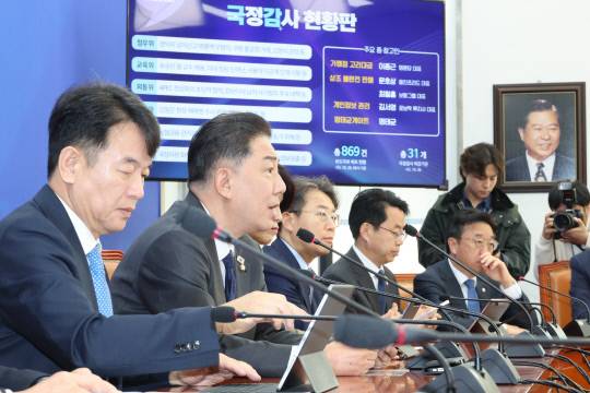 더불어민주당 김병기 원내대표가 28일 서울 여의도 국회에서 열린 국정감사 대책회의에서 발언하고 있다. 연합뉴스