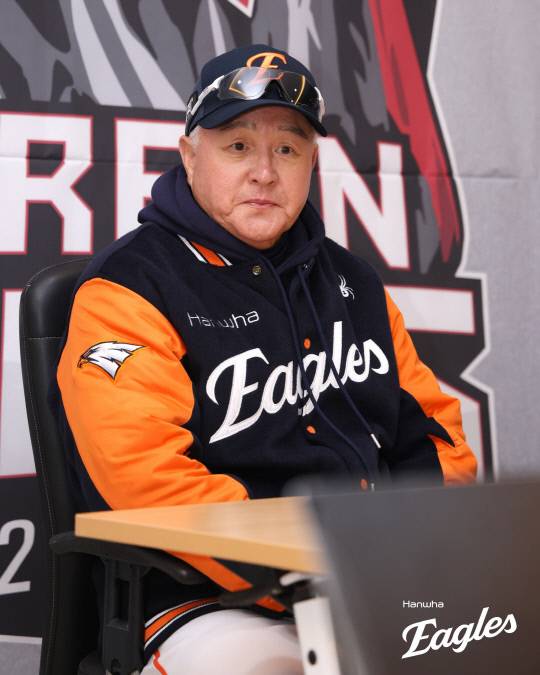 27일 서울 잠실구장에서 열린 2025 신한SOL뱅크 KBO 한국시리즈(KS·7전 4선승제) 2차전을 앞두고 김경문 한화 이글스 감독이 취재진과 인터뷰 하고 있다. 한화 이글스 제공