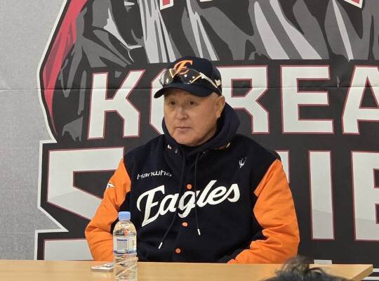 27일 서울 잠실구장에서 열린 2025 신한SOL뱅크 KBO 한국시리즈(KS·7전 4선승제) 2차전에서 한화 이글스가 LG 트윈스에 5대 13으로 패배한 후 김경문 한화 이글스 감독이 취재진에게 경기  총평을 말하고 있다. 이성현 기자