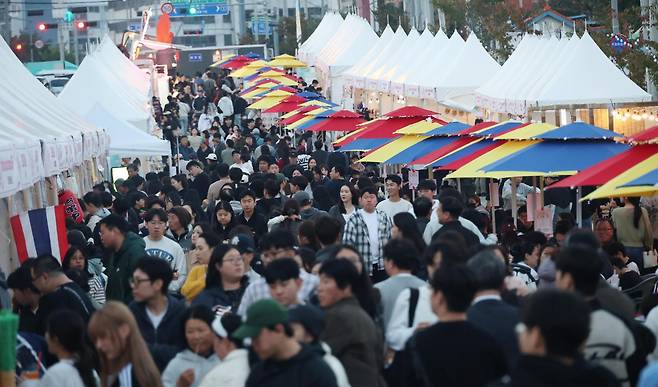 24일부터 26일까지 대전 동구 소제동 동광장로와 대동천 일대에서 열린 ‘너와 함께한 소제’ 동구동락 축제에 관람객들이 몰려 활기를 띠고 있다. 대전 동구 제공