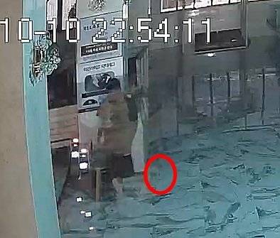 당시 화장실 앞 CCTV 모습. 뉴시스