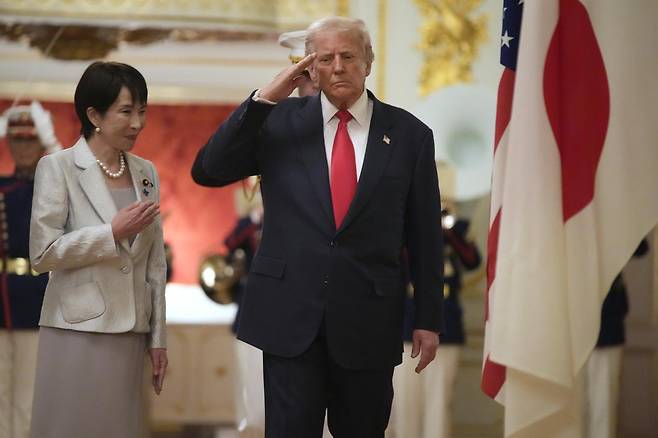 도널드 트럼프 미국 대통령이 28일 일본 도쿄 아카사카궁에 도착해  함께 자위대 의장대를 사열하던 도중 성조기를 향해 거수경례하고 있다. AP 뉴시스