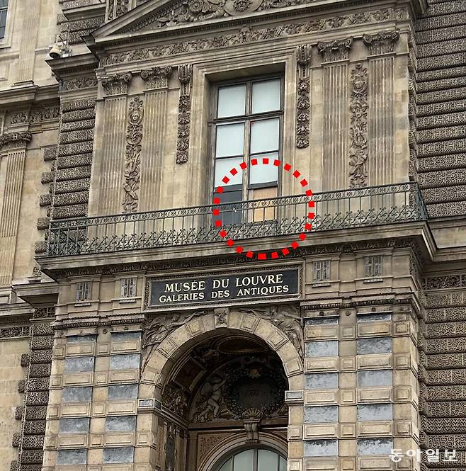 사건 당시 4인조 절도범들이 사다리차를 타고 침입했던 박물관 남측의 외벽 창문(빨간 점선). 사건 다음 날인 20일에도 임시 조치만 취해진 상태였다. 파리=유근형 특파원 noel@donga.com