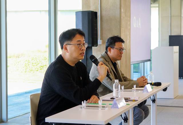 노상민(사진 왼쪽) 네이버클라우드 데이터센터 통합센터장과 이상준 CIO가 27일 세종시이 네이버 데이터센터 ‘각 세종’에서 열린 테크밋업에서 발언하고 있다.