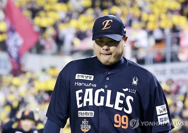 류현진이 19년만의 KS 무대에서 7실점하고 마운드를 내려오고 있다.연합뉴스