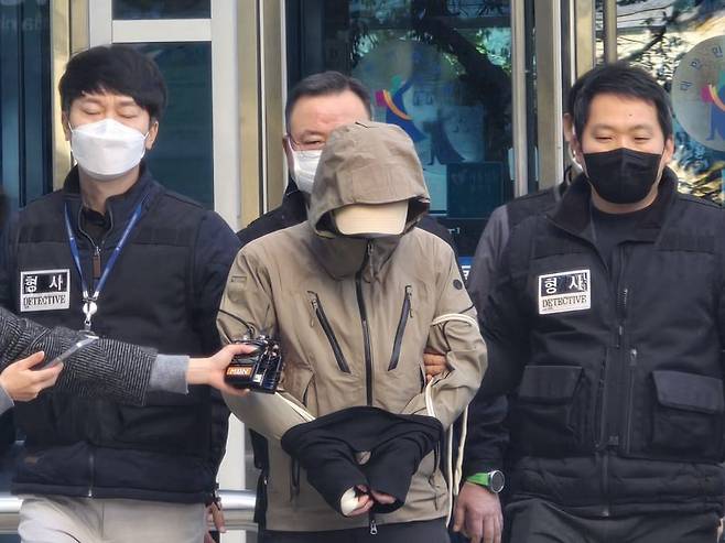 28일 오전 서울 강북구 수유동의 한 식당에서 흉기를 휘둘러 1명을 숨지게 한 60대 남성(가운데)이 구속 전 피의자 심문(영장실질심사)을 마친 뒤 서울북부지법을 나서고 있다. 사진=서지윤 기자