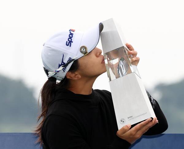 2025년 미국여자프로골프(LPGA) 투어 '가을 아시안 스윙' 세 번째 대회인 메이뱅크 챔피언십에 출전하는 김세영 프로. 사진은 2025년 BMW 레이디스 챔피언십 우승을 차지한 김세영 프로가 우승 트로피를 들고 기념 촬영하는 모습이다. 사진제공=Getty_LPGA (사진을 무단으로 사용하지 마십시오.)