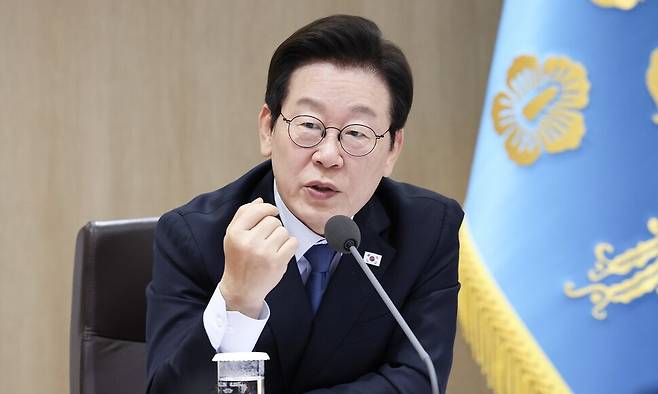 이재명 대통령이 21일 서울 용산 대통령실 청사 국무회의실에서 열린 제46회 국무회의에서 모두발언을 하고 있다. 김태형 기자 xogud555@hani.co.kr