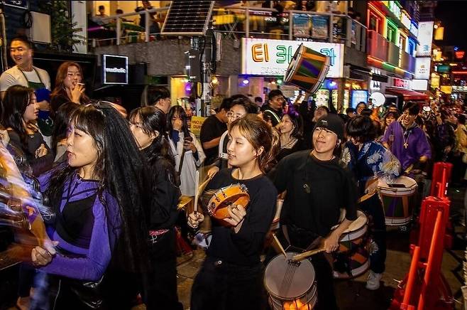 2024년 10월26일 호박랜턴이 주최한 핼러윈 액션 ‘멈추지 않는 노래를 해’에서 브라질리언 퍼커션 앙상블 ‘호레이’ 팀이 이태원 거리를 흥겹게 행진하고 있다. 호박랜턴 인스타그램 갈무리