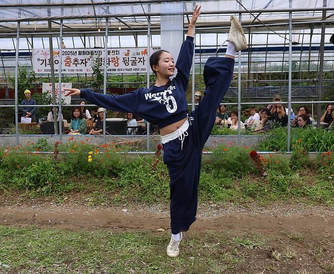 권조은 학생이 에너지자립온실 앞에서 발레 독무를 추고 있다.