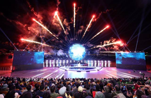 APEC 2025 코리아 주간이 시작된 27일 경북 경주시 보문호수 수상공연장에서 멀티미디어쇼 특별공연이 펼쳐지고 있다. 경주=뉴시스