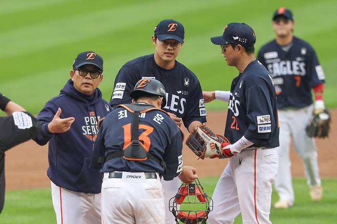 <yonhap photo-5684=""> 문동주, 오늘은 여기까지 (서울=연합뉴스) 서대연 기자 = 26일 서울 잠실야구장에서 열린 2025 프로야구 KBO리그 포스트시즌 한국시리즈 1차전 한화 이글스와 LG 트윈스의 경기. 5회말 한화 선발투수 문동주가 김범수와 교체돼 마운드를 내려가고 있다. 2025.10.26 dwise@yna.co.kr/2025-10-26 15:51:12/ <저작권자 ⓒ 1980-2025 ㈜연합뉴스. 무단 전재 재배포 금지, AI 학습 및 활용 금지></yonhap>