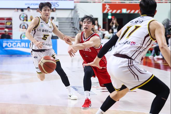 지난 25일 창원 LG전에서 패스하는 박무빈의 모습. KBL 제공