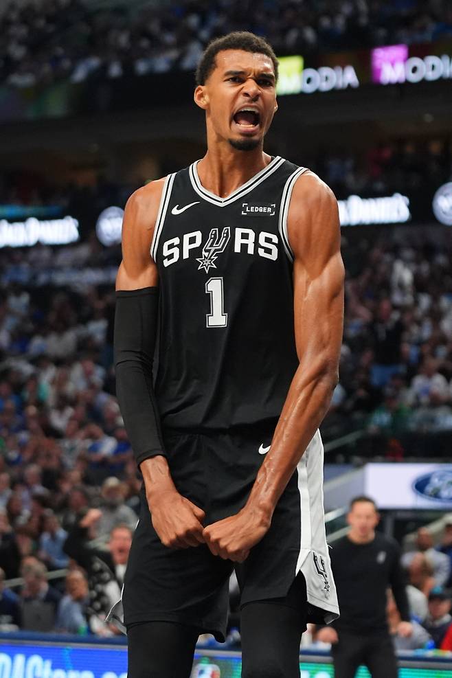 <yonhap photo-6375="">올 시즌 초반 강력한 모습으로 팀의 연승을 이끄는 빅터 웸반야마. [AP=연합뉴스]</yonhap>