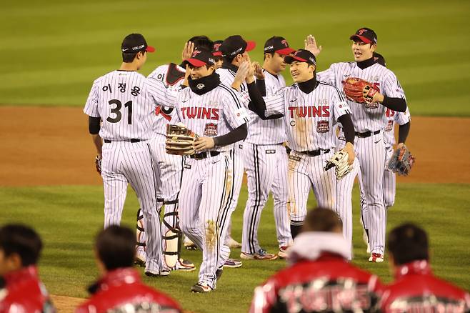 지난 27일 한국시리즈 2차전 승리 후 하이파이브를 하는 선수단. 사진=구단 제공