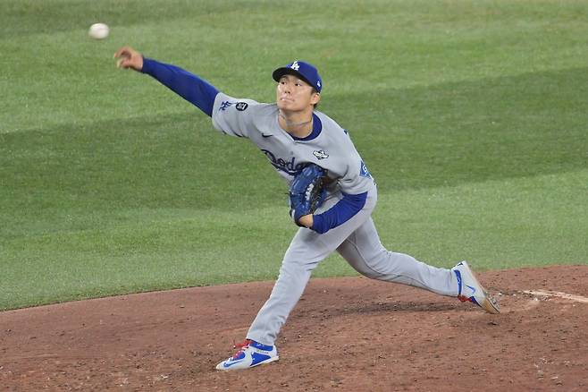 <yonhap photo-4471="">사사키가 지난 26일(한국시간) 토론토와의 2025 MLB 월드시리즈 2차전에서 역투하고 있다. EPA=연합뉴스</yonhap>