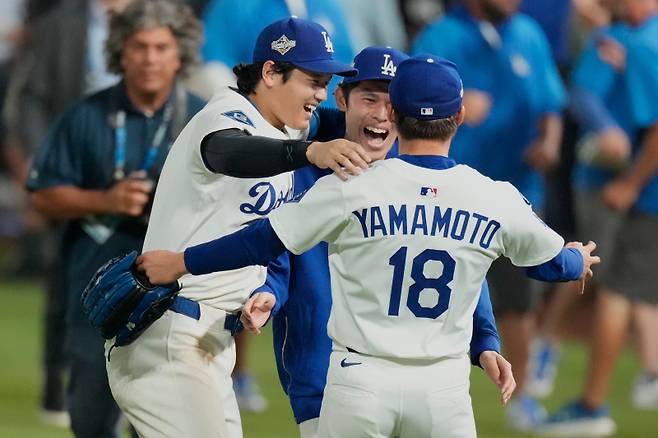 <yonhap photo-4162=""> Los Angeles Dodgers' Shohei Ohtani celebrates their win against the Toronto Blue Jays with Yoshinobu Yamamoto during the 18th inning in Game 3 of baseball's World Series, Monday, Oct. 27, 2025, in Los Angeles.(AP Photo/Mark J. Terrill)/2025-10-28 16:11:51/<저작권자 ⓒ 1980-2025 ㈜연합뉴스. 무단 전재 재배포 금지, AI 학습 및 활용 금지></yonhap>