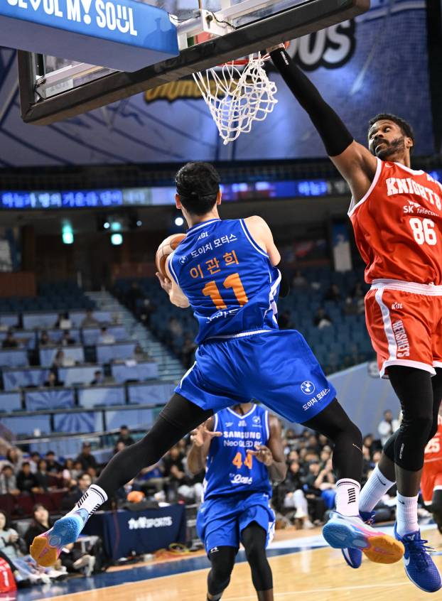&nbsp;28일 서울 잠실실내체육관에서 열린 2025~26 LG전자 프로농구 정규리그 서울 SK 나이츠와의 홈 경기에서 골밑을 파고드는 이관희. KBL 제공