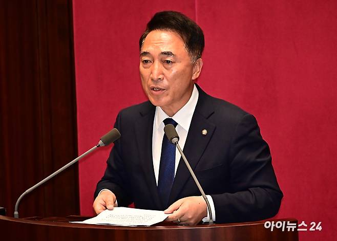 박수현 더불어민주당 의원이 지난해 7월 25일 오후 서울 여의도 국회에서 열린 본회의에서 '일본 정부의 사도 광산 세계유산 등재 추진 철회 및 일본 근대산업시설 유네스코 권고 이행 촉구 결의안' 심사보고를 하고 있다. [사진=곽영래 기자]