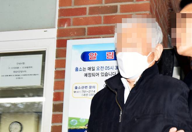 '청산가리 막걸리 사건'의 피고인 백모씨가 4일 재심 개시와 형 집행 정지로 순천교도소에서 풀려나고 있다. 2024. 1. 4. [사진=연합뉴스]