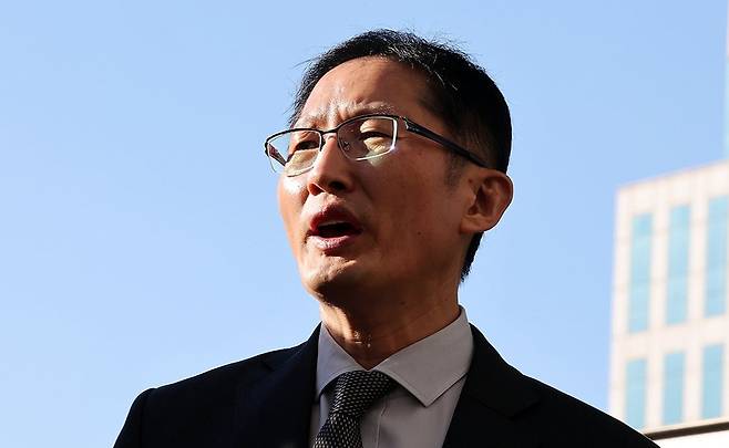 청산가리 막걸리 사건의 피고인 부녀가 사건 발생 16년 만에 재심에서 무죄를 선고받은 28일 오후 광주 동구 광주고등법원 앞에서 부녀 측 법률대리인 박준영 변호사가 소회를 밝히고 있다. 부녀는 2009년 독극물인 청산가리를 막걸리에 타 배우자이자 친모 등을 살해한 혐의로 기소돼 무기징역과 징역 20년을 각각 선고받아 대법원 확정판결까지 받았으나, 지난해 재심 개시가 결정돼 이날 무죄를 선고받았다. 2025.10.28 [사진=연합뉴스]