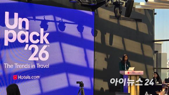28일 서울 풀만 앰배서더 호텔에서 열린 호텔스닷컴 기자간담회에서 라비니아 라자람 익스피디아 그룹 글로벌 커뮤니케이션 및 아시아 지역 PR 디렉터가 내년 여행 트렌드에 대해 발표하고 있다. [사진=진광찬 기자]