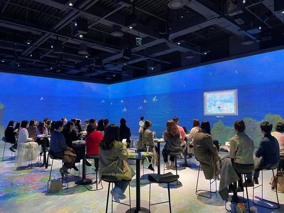 롯데백화점 문화센터의 미디어아트 수업 모습. 롯데백화점 문화센터는 올해 가을학기부터 아트 강좌를 직전 대비 30% 확대했다. 20·30세대를 중심으로 아트 콘텐트에 대한 수요가 늘어 참여형 아트 프로그램을 강화했다는 게 롯데백화점의 설명이다. 사진 롯데백화점