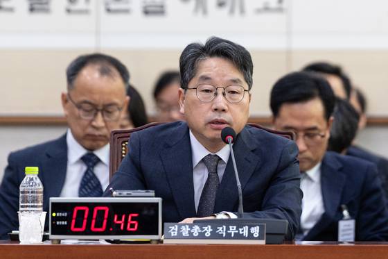 노만석 검찰총장 직무대행이 27일 서울 여의도 국회에서 열린 법제사법위원회 대검찰청 등에 대한 국정감사에 출석해 의원 질의에 답변하고 있다. 뉴스1