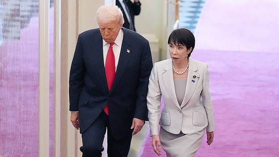 도널드 트럼프 미국 대통령과 다카이치 사나에 일본 총리가 28일 도쿄 아카사카 영빈관에 도착하고 있다. AP=연합뉴스