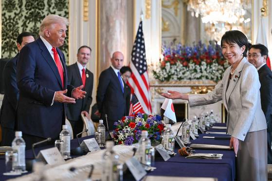 도널드 트럼프 미국 대통령(왼쪽)과 다카이치 사나에 일본 총리(오른쪽)가 28일 일본 도쿄 아카사카 영빈관에서 회담 전 인사나누고 있다.AFP=연합뉴스
