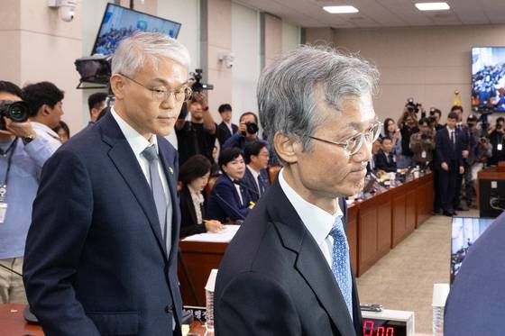 조희대 대법원장(오른쪽)이 지난 13일 법제사법위원회의 국정감사 정회 후 이석하고 있다. [뉴스1]