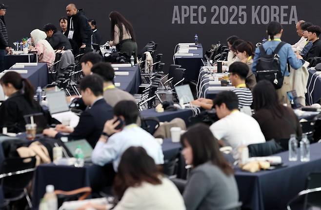 2025 경주 아시아태평양경제협력체(APEC) 정상회의 주간 시작 첫날인 지난 27일 경북 경주 보문단지 내 국제미디어센터(IMC) 브리핑홀에서 각국 기자들이 취재 준비를 하고 있다. 사진=연합뉴스