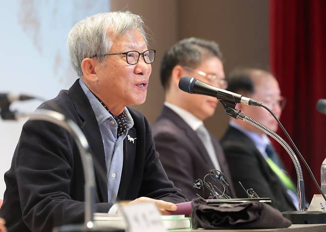 유홍준 국립중앙박물관 관장이 28일 오전 서울 용산구 국립중앙박물관에서 열린 기자간담회에서 인사말을 하고 있다. 뉴스1