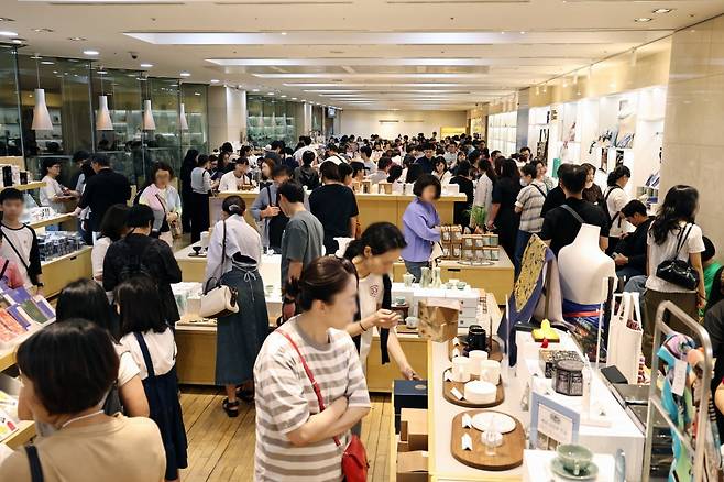 지난 8일 '케데헌 효과'로 북적이는 박물관 뮷즈샵의 모습. 뉴스1