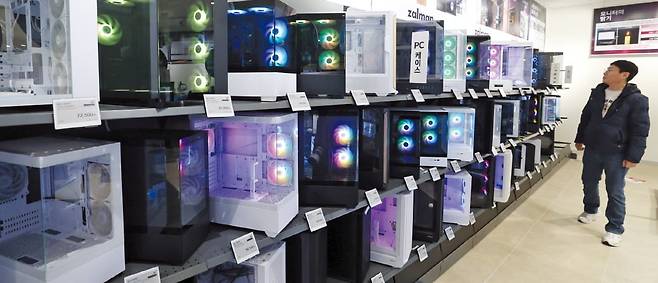 < 점점 비싸지는 조립 PC > 28일 ‘조립 PC의 성지’ 용산 전자상가의 전자랜드 매장에서 한 소비자가 조립 PC를 살펴보고 있다. /이솔 기자
