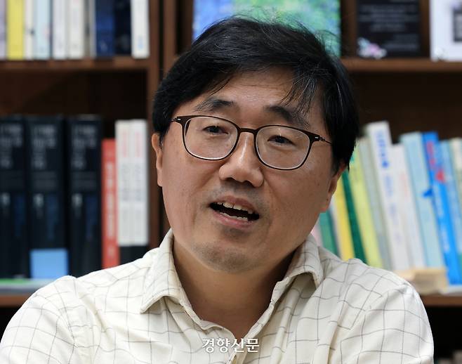 홍수열 자원순환사회경제연구소장이 지난 22일 서울 종로구 환경운동연합 사무실에서 인터뷰를 하고 있다. 서성일 선임기자