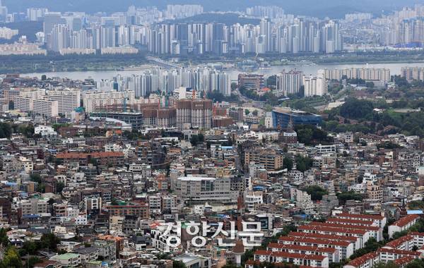 서울 남산에서 바라본 용산 일대 주택가와 반포대교 너머 강남 아파트단지. 서성일 선임기자