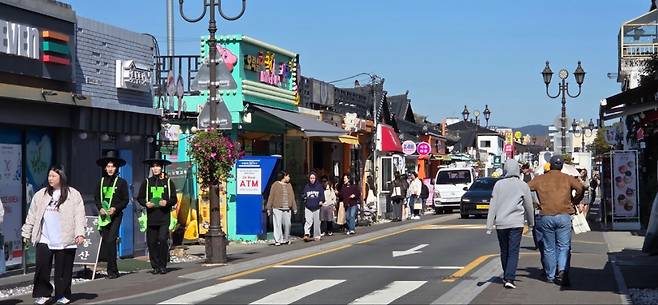 황리단길 걷는 관광객들 관광객들이 2025 아시아·태평양경제협력체(APEC) 정상회의 주간 첫날인 지난 27일 경북 경주시 황남동 황리단길을 걸어가고 있다. 김현수 기자