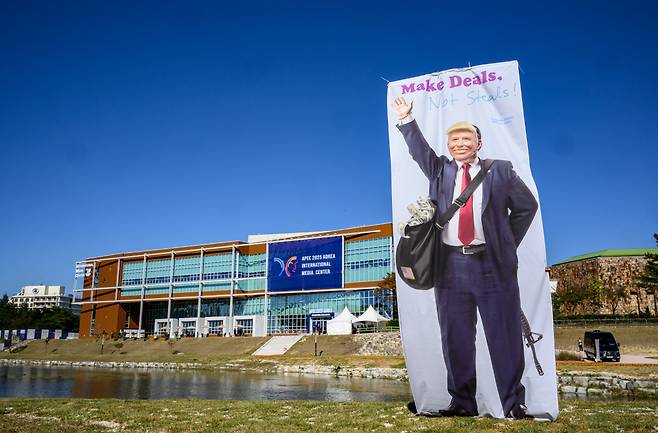 APEC 정상회의 개막을 사흘 앞둔 28일 회의가 열리는 경주화백컨벤션센터 앞에 이제석광고연구소가 만든 도널드 트럼프 미국 대통령의 관세정책을 비판하는 플래카드가 세워져 있다. 이준헌 기자 heon@kyunghyang.com