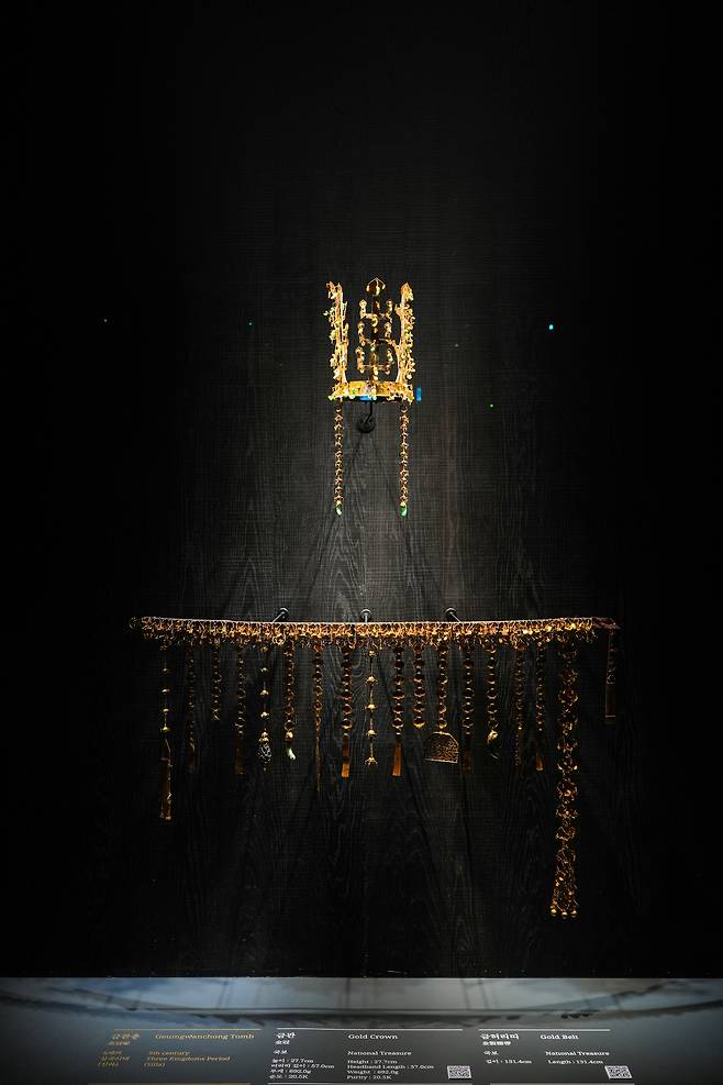 View of gold crown and gold belt from Geumgwanchong at the Gyeongju National Museum in Gyeongju, North Gyeongsang Province (Gyeongju National Museum)