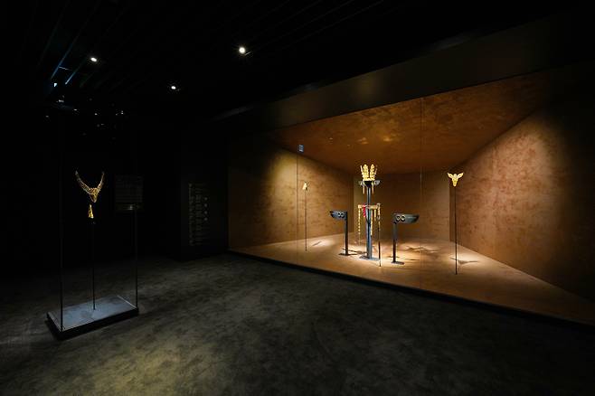 Exhibition view of “Silla Gold Crowns: Power and Prestige” at the Gyeongju National Museum in Gyeongju, North Gyeongsang Province (Gyeongju National Museum)