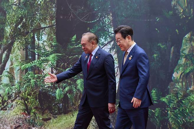 President Lee Jae Myung arrives at the Kuala Lumpur Convention Centre in Malaysia for the Korea-ASEAN Summit on October 27, local time, accompanied by Prime Minister Anwar Ibrahim. [JOINT PRESS CORPS]