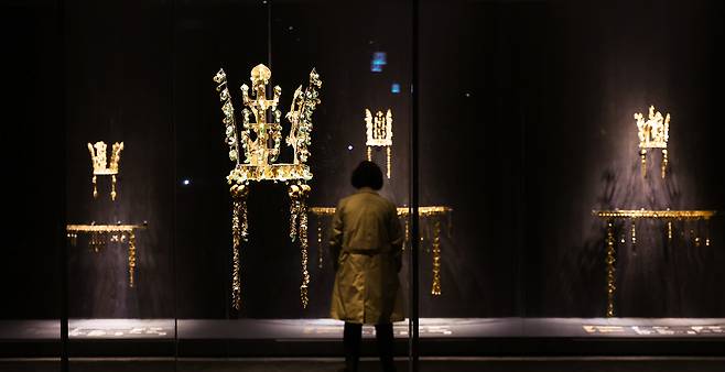 A visitors views gold crowns during the media day for the special exhibition “Silla Gold Crowns: Power and Prestige" on Oct. 27. [NEWS1]